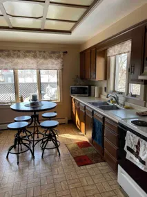 Lovely 2 bedroom apt w/ free parking & EV charging - Image 4