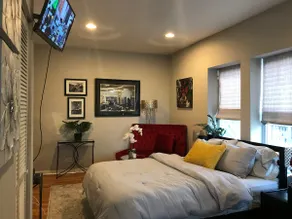 Cozy Studio Near Lake 15 mins to Downtown - Image 4