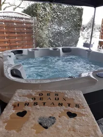 Hot tub, arcade, with breakfast and evening meal included - Image 2