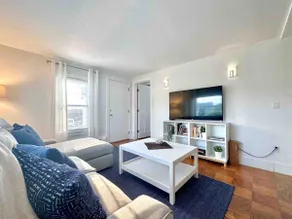 Charming Newport Retreat Near Downtown - Image 5