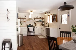 Beautifully Renovated Downtown Getaway - Image 4