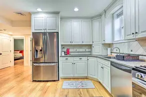 Cheerful 2 Bedroom Basement & Separate Entrance. - Image 3