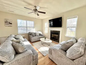 7 mins walk to beach! Waterfront view sunroom. - Image 5