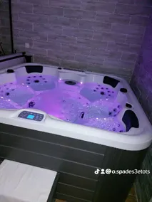 Room with hot tub - Image 2