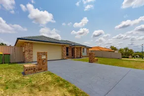 A Spacious 5BR Home | QLD Raceway - Image 2