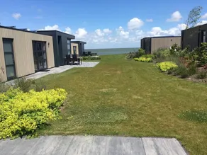 Chalet on IJsselmeer with swimming pool in Enkhuizen. - Image 2