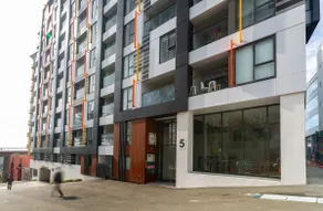 Pristine inner-city nest with carpark - Image 3