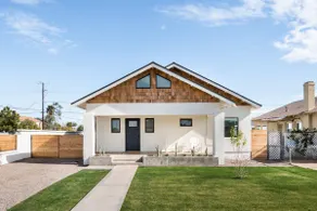 Elegantly Renovated Bungalow in a Historic District - Image 2