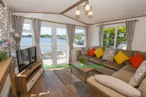 LAKESIDE 3-bedroom holiday home with HOT TUB - Image 5