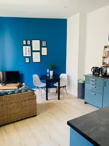 Charming refurbished 2 bedroom apartment close to the city center. - Image 3