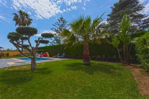 Spacious villa with large pool and garden - Image 5