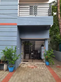 Three Bedrooms with Free Parking - Image 4