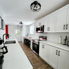 A Modern 3 Bedroom Home with Free Parking & Wifi - Image 3