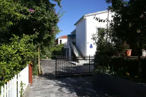 Luxury House with Pool - Image 3