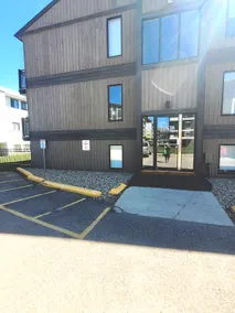 Lovely 2-bedroom condo/free parking on premises - Image 2