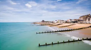 Vue panoramique sur la mer dans appartement en bord de mer avec balcon - Image 5