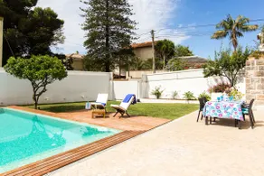 House with a pool on the north coast of Lisbon - Image 3