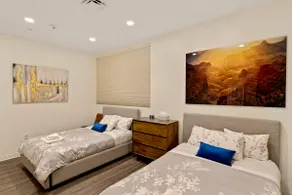 Centrally located Luxury Oasis:18 Beds & Big Yard! - Image 5