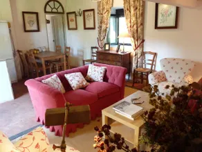 Romantic Gardener's Cottage. Chimeney. Sleeps 4/5 - Image 2