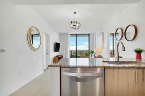 Modern & Stylish 1-Bedroom in Luxury Dt Doral - Image 3