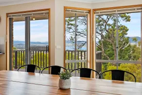 4BR Retreat with Stunning Derwent River Panorama - Image 3