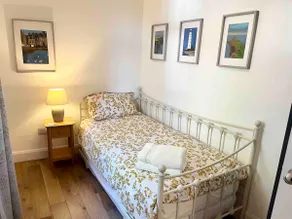Cozy Perfect Beach Cottage - Image 4