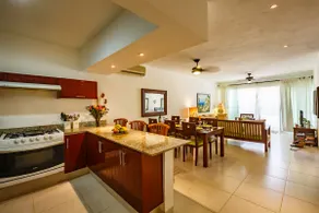 Meridian Beach Condo, 200m from beach and 5th avenue, Wifi - Image 5