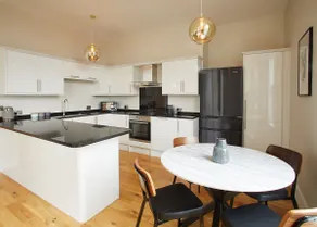 Host & Stay - Artsbank Apartment - Image 2