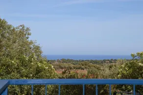 detached house, surrounded by greenery overlooking the sea - Image 4
