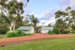 Bottlebrush Cottage & Studio, Wildbrook Pl - Image 2