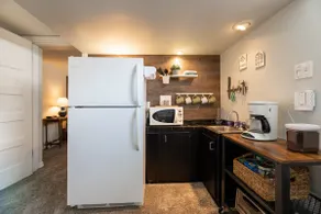 Cozy basement suite in beautiful garden setting! - Image 5
