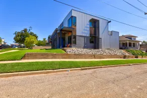 Modern Luxury Roof-deck Escape in Downtown OKC - Image 2