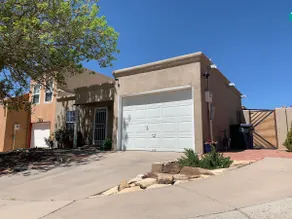 Private Townhome Near Foothills - Image 2