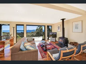 Narrow Neck Views | Spacious Fireplace Stay - Image 4