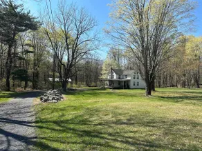 Pocono Mountain Woodrow Farmhouse - Image 5