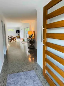 Beachy house with pool - Image 3