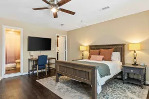 Spacious 4BR Family Home • Near TCU & Cultural Dis - Image 4