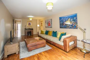 Modern and Stylish Apartment by Grand Canal - Image 2