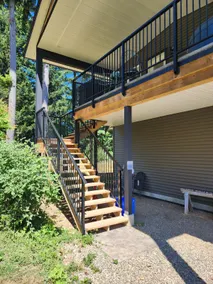 Guesthouse with hot tub and private entry - Image 5