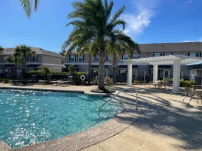 Stylish Modern Retreat in Downtown w/ Pool, 3 Bedroom, 2.5 bath, free parking - Image 5