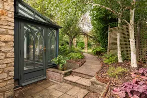 Private and characterful barn conversion - Image 3