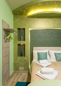 Emerald central luxury mini suite - Image 4