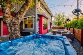 VIP Downtown-Huge Hot Tub+Golf Green+Patio Misters - Image 3