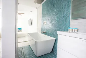 💎 ULTIMATE LUXURY 💎 Soak-In Tub, Round King Bed - Image 2
