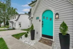 Cozy 4-bedroom cottage with lake view and patio - Image 3