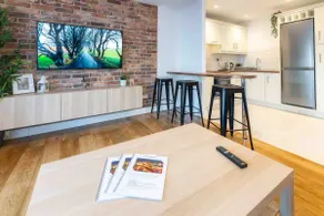 Modern CANAL VIEW Home, in City Centre, Sleeps 8 - Image 5