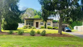 Cozy 2 bedroom home, w/driveway & fenced yard - Image 4
