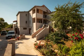 Anmar 2 Green Sunny *Walk to beach & restaurants* - Image 5