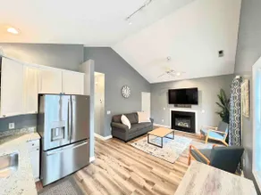 Charming, Beautiful, Treetop Loft, Prime Location - Image 4