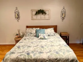 Cozy One-Bedroom Suite with Private Entrance - Image 2